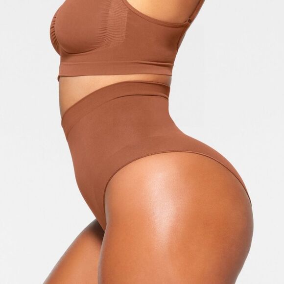 SKIMS SEAMLESS SCULPT MID WAIST BRIEF Bronze XS NWT in packaging - Picture 3 of 9